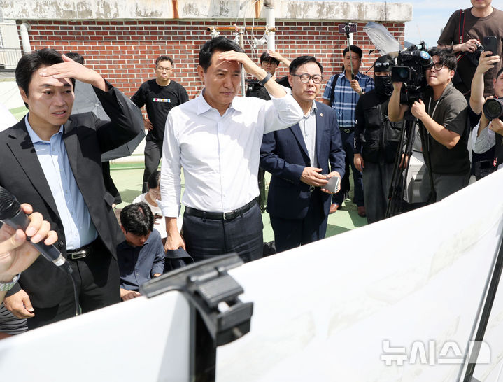 [서울=뉴시스] 홍효식 기자 = 오세훈 서울시장이 11일 서울 용산구 서계·청파동 정비사업 현장을 방문해 현장 점검을 하고 있다. (공동취재) 2026.08.11. photo@newsis.com