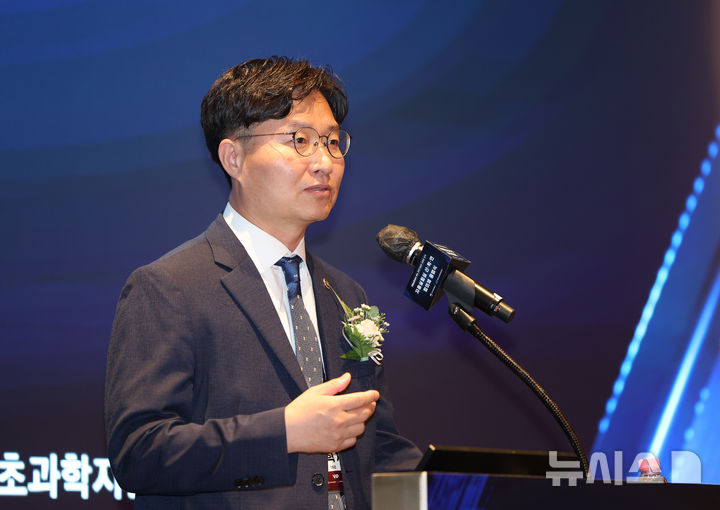 [서울=뉴시스] 김명년 기자 = 구혁채 과학기술정보통신부 제1차관이 11일 오전 서울 서초구 엘타워에서 열린 '자율실험실 산·학·연 협의체 출범식'에서 축사하고 있다. 2026.08.11. kmn@newsis.comm