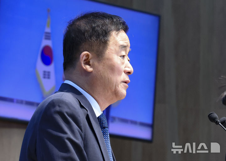 [서울=뉴시스] 김근수 기자 = 강득구 더불어민주당 의원이 11일 오전 서울 여의도 국회 소통관에서 정청래 전 대표가 김관영 전 전북도지사 제명 문제와 조국혁신당 합당 추진 과정에서 거짓말을 했다며 '당대표 자격이 없다'고 주장하는 기자회견을 하고 있다. 2026.08.11. ks@newsis.com