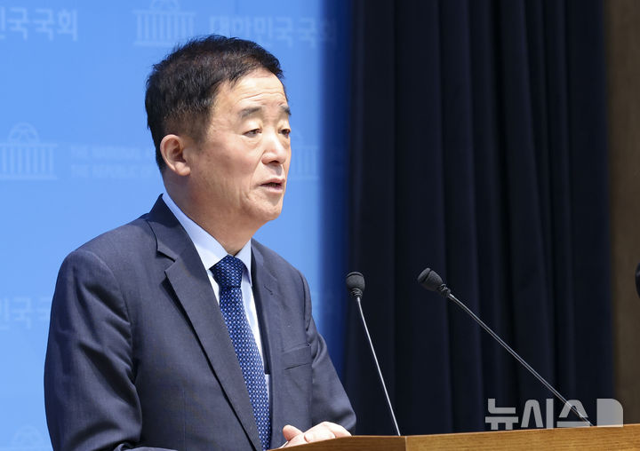 [서울=뉴시스] 김근수 기자 = 강득구 더불어민주당 의원이 지난 11일 오전 서울 여의도 국회 소통관에서 정청래 전 대표가 김관영 전 전북도지사 제명 문제와 조국혁신당 합당 추진 과정에서 거짓말을 했다며 '당대표 자격이 없다'고 주장하는 기자회견을 하고 있다. 2026.08.11. ks@newsis.com