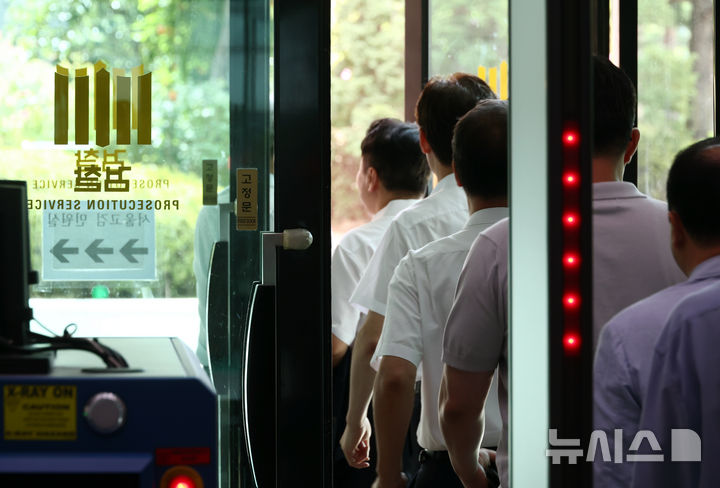 [서울=뉴시스] 고승민 기자 = 서울고등검찰청과 서울중앙지방검찰청에서 행정안전부 중대범죄수사청 임용 설명회가 열린 11일 서울고검에서 관계자들이 이동하고 있다. 2026.08.11. kkssmm99@newsis.com