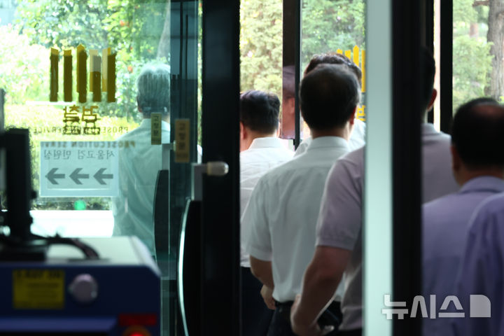 [서울=뉴시스] 고승민 기자 = 서울고등검찰청과 서울중앙지방검찰청에서 행정안전부 중대범죄수사청 임용 설명회가 열린 11일 서울고검에서 관계자들이 이동하고 있다. 2026.08.11. kkssmm99@newsis.com