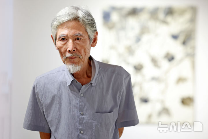 [서울=뉴시스] 박진희 기자 = 11일 강요배 작가가 서울 종로구 학고재갤러리에서 연 개인전 '소소, 반색'에서 포즈를 취하고 있다. 2026.08.11. pak7130@newsis.com