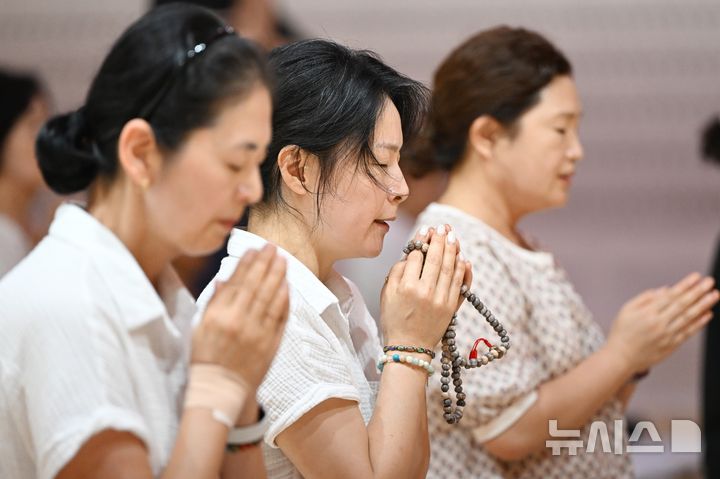 [전남광주=뉴시스] 이현행 기자 = 2027년도 대학수학능력시험을 100일 앞둔 11일 오전 전남광주 서구 무각사에서 수험생 자녀를 둔 어머니들이 기도하고 있다. 2026.08.11. lhh@newsis.com