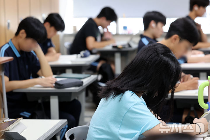 [부산=뉴시스] 하경민 기자 = 2027학년도 대학수학능력시험을 100일 앞둔 11일 부산 해운대구 양운고등학교 3학년 교실에서 수험생들이 학습에 집중하고 있다. 2026.08.11. yulnetphoto@newsis.com