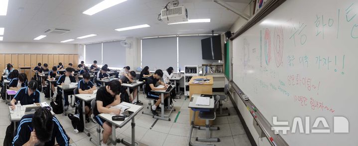  [부산=뉴시스] 하경민 기자 = 2027학년도 대학수학능력시험을 100일 앞둔 11일 부산 해운대구 양운고등학교 3학년 교실에서 수험생들이 학습에 집중하고 있다. 2026.08.11. yulnetphoto@newsis.com