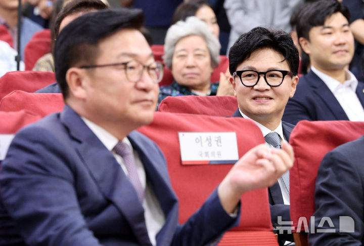 [서울=뉴시스] 고범준 기자 = 한동훈 무소속 의원이 11일 서울 여의도 국회 의원회관에서 열린 '2차 공공기관 이전, 왜 부산이 답인가' 토론회에 참석해 박수치고 있다. 왼쪽 아래는 정점식 국민의힘 원내대표. 2026.08.11. bjko@newsis.com