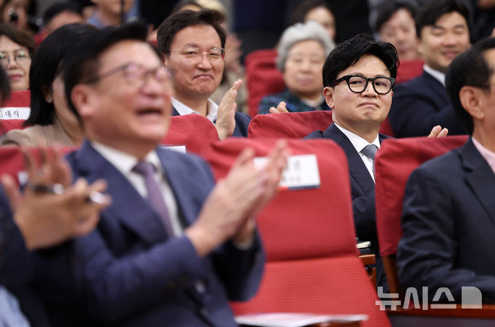 [서울=뉴시스] 고범준 기자 = 한동훈 무소속 의원이 11일 서울 여의도 국회 의원회관에서 열린 '2차 공공기관 이전, 왜 부산이 답인가' 토론회에 참석해 박수치고 있다. 왼쪽 아래는 정점식 국민의힘 원내대표. 2026.08.11. bjko@newsis.com