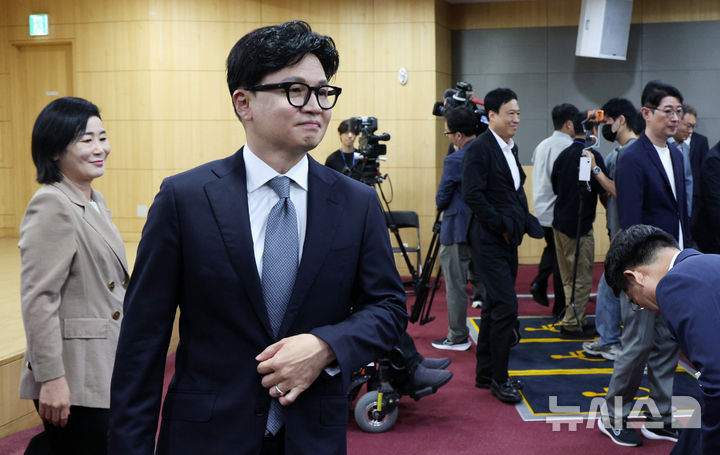 [서울=뉴시스] 고범준 기자 = 한동훈 무소속 의원이 11일 서울 여의도 국회 의원회관에서 열린 '2차 공공기관 이전, 왜 부산이 답인가' 토론회에서 기념촬영을 마치고 자리로 향하고 있다. 2026.08.11. bjko@newsis.com