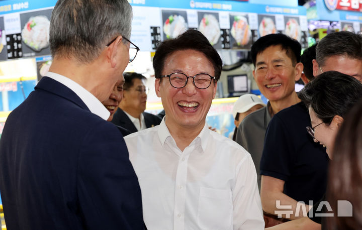 [서울=뉴시스] 박주성 기자 = 김민석 더불어민주당 당대표 후보가 11일 서울 송파구 가락몰을 방문해 상인들과 웃으며 이야기를 나누고 있다. 2026.08.11. park7691@newsis.com