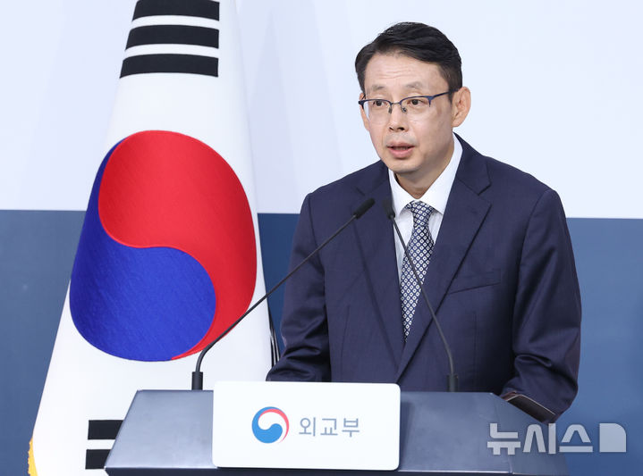 [서울=뉴시스] 조수정 기자 = 박두순 외교부 대변인이 11일 오후 서울 종로구 외교부에서 정례 브리핑을 하고 있다. 2026.08.11. chocrystal@newsis.com