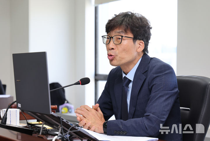 [서울=뉴시스] 황준선 기자 = 송상교 진실·화해를위한과거사정리위원장이 지난 11일 서울 중구 진화위에서 제3차 전원위원회를 주재하고 있다. 2026.08.11. hwang@newsis.com
