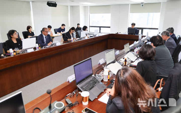 [서울=뉴시스] 황준선 기자 = 송상교 진실·화해를위한과거사정리위원장이 11일 서울 중구 진화위에서 제3차 전원위원회를 주재하고 있다. 위원회는 이날 집단희생 및 인권침해 사건에 대한 2차 조사개시 여부를 다룬다. 2026.08.11. hwang@newsis.com
