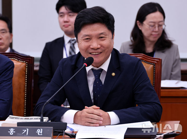 [서울=뉴시스] 최진석 기자 = 국회 외통위 여당 간사인 홍기원 더불어민주당 의원이 지난 11일 여의도 국회에서 열린 외교통일위원회 제1차 전체회의에서 발언하고 있다. 2026.08.11. myjs@newsis.com
