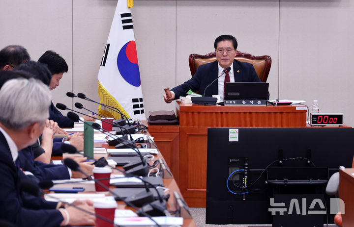 [서울=뉴시스] 최진석 기자 = 송석준 국회 외통위원장이 11일 여의도 국회에서 열린 외교통일위원회 제1차 전체회의에서 의사봉을 두드리고 있다. 2026.08.11. myjs@newsis.com
