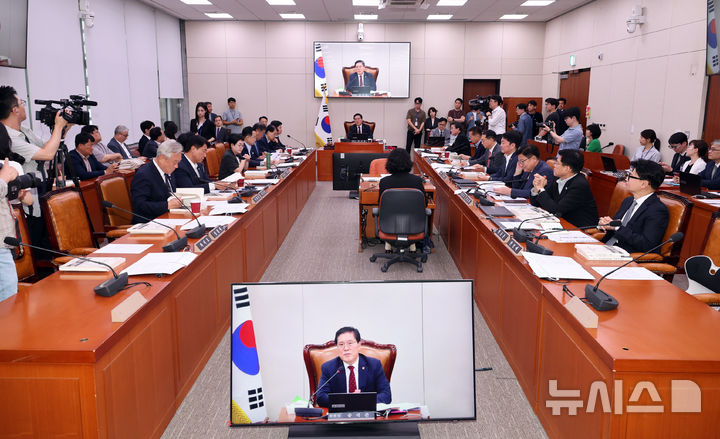 [서울=뉴시스] 최진석 기자 = 송석준 국회 외통위원장이 11일 여의도 국회에서 외교통일위원회 제1차 전체회의를 주재하고 있다. 2026.08.11. myjs@newsis.com
