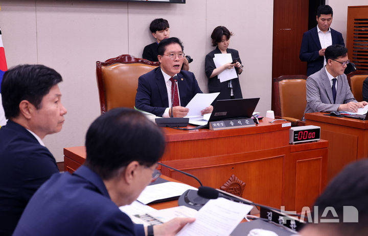 [서울=뉴시스] 최진석 기자 = 송석준 국회 외통위원장이 11일 여의도 국회에서 열린 외교통일위원회 제1차 전체회의에서 미국 연방하원의 한국전쟁 참전용사 추모 결의안 발의 관련 환영사를 하고 있다. 2026.08.11. myjs@newsis.com