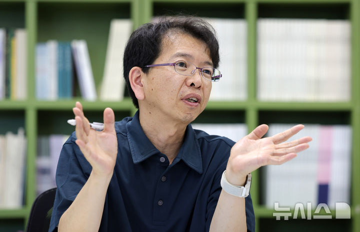 [서울=뉴시스] 홍효식 기자 = 권시용 민족문제연구소 연구원이 지난 11일 서울 용산구 민족문제연구소에서 뉴시스와 인터뷰를 하고 있다. 2026.08.15. yesphoto@newsis.com