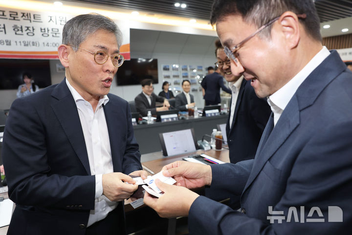 [서울=뉴시스] 국회사진기자단 = 한병도 위원장과 김용관 삼성전자 경영전략총괄 사장이 11일 오후 경기 용인 일반산단 및 국가산단에서 열린 더불어민주당 3대 메가프로젝트 지원 특별위원회 현장 간담회에서 인사를 하고 있다. 2026.08.11. photo@newsis.com