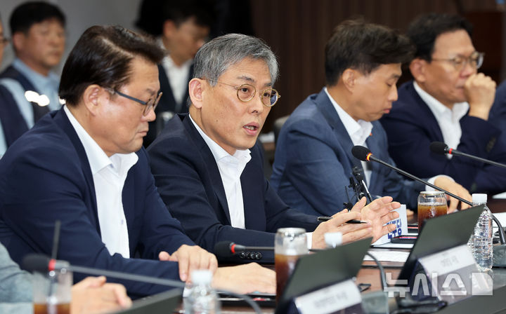 [서울=뉴시스] 국회사진기자단 = 김용관 삼성전자 경영전략총괄 사장이 지난 8월11일 오후 경기 용인 일반산단 및 국가산단에서 열린 더불어민주당 3대 메가프로젝트 지원 특별위원회 현장 간담회에서 인사말을 하고 있다. 2026.08.11. photo@newsis.com
