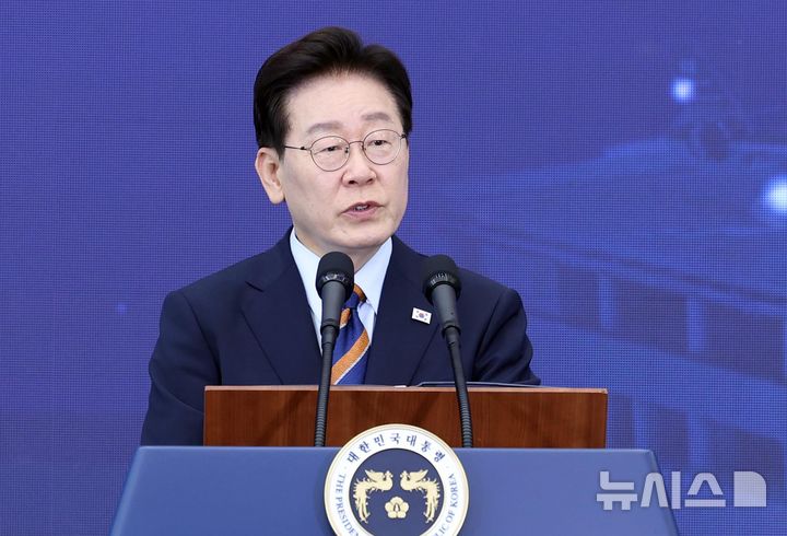 [음성=뉴시스] 조성봉 기자 = 이재명 대통령이 11일 충북 음성군에서 열린 국립소방병원 개원식에서 기념사를 하고 있다. 2026.08.11. suncho21@newsis.com