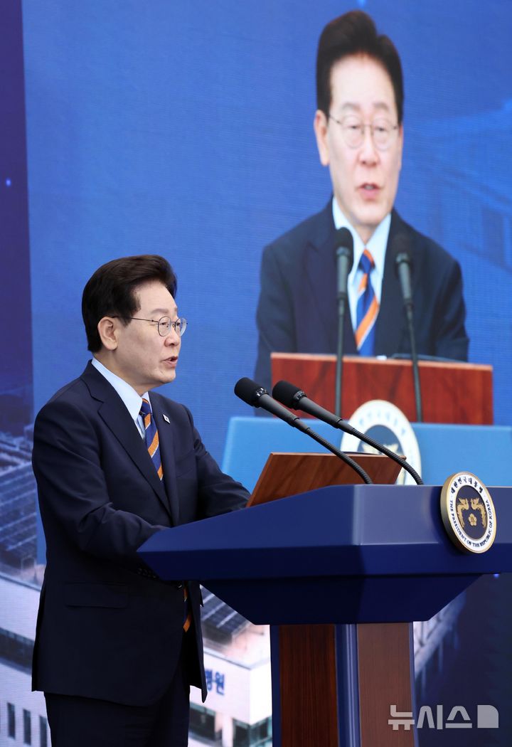 [음성=뉴시스] 조성봉 기자 = 이재명 대통령이 11일 충북 음성군에서 열린 국립소방병원 개원식에서 기념사를 하고 있다. 2026.08.11. suncho21@newsis.com