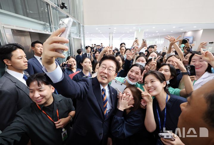 [음성=뉴시스] 조성봉 기자 = 이재명 대통령이 11일 충북 음성군 국립소방병원 통합재활센터에서 의료진들과 기념촬영 하고 있다. 2026.08.11. suncho21@newsis.com