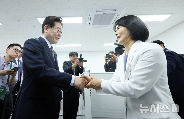 [음성=뉴시스] 조성봉 기자 = 이재명 대통령이 11일 충북 음성군 국립소방병원 원무과에서 심미선 간호행정교육과장과 악수하고 있다. 2026.08.11. suncho21@newsis.com