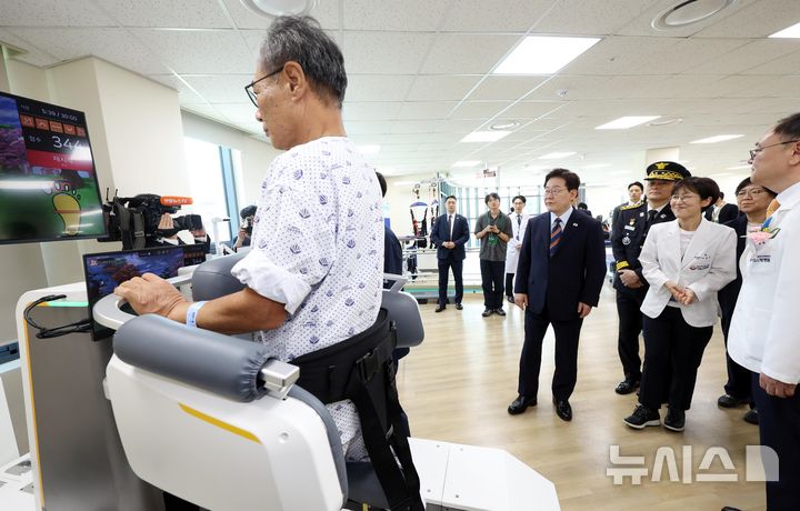 [음성=뉴시스] 조성봉 기자 = 이재명 대통령이 11일 충북 음성군 국립소방병원 통합재활센터에서 조윤수 통합재활센터장에게 보고를 받고 있다. 2026.08.11. suncho21@newsis.com