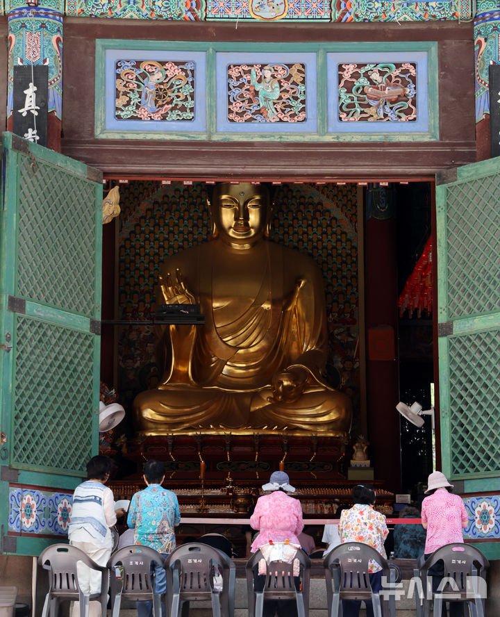 [서울=뉴시스] 김금보 기자 = 2027년도 대학수학능력시험을 100일 앞둔 11일 서울 종로구 조계사에서 불자들이 법회를 봉행하고 있다. 2026.08.11. kgb@newsis.com