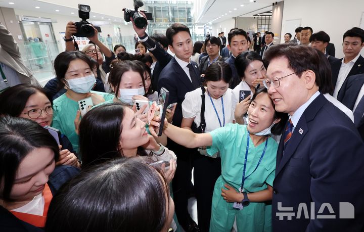 [음성=뉴시스] 조성봉 기자 = 이재명 대통령이 11일 충북 음성군 국립소방병원 통합재활센터에서 의료진들과 기념촬영 하고 있다. 2026.08.11. suncho21@newsis.com