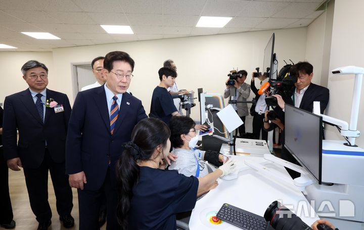 [음성=뉴시스] 조성봉 기자 = 이재명 대통령이 11일 충북 음성군 국립소방병원 통합재활센터를 살펴보고 있다. 2026.08.11. suncho21@newsis.com