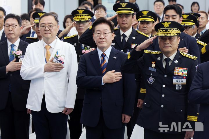 [음성=뉴시스] 조성봉 기자 = 이재명 대통령이 11일 충북 음성군에서 열린 국립소방병원 개원식에서 국민의례를 하고 있다. 2026.08.11. suncho21@newsis.com
