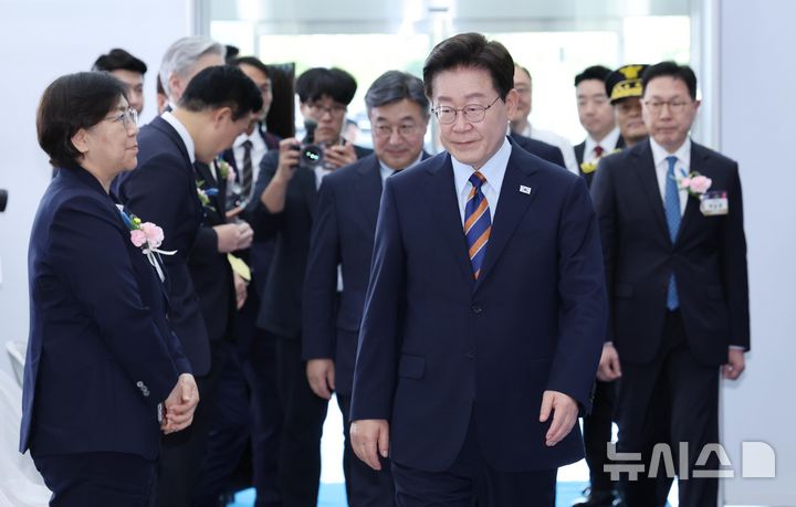 [음성=뉴시스] 조성봉 기자 = 이재명 대통령이 11일 충북 음성군에서 열린 국립소방병원 개원식에 입장하고 있다. 2026.08.11. suncho21@newsis.com
