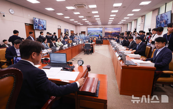 [서울=뉴시스] 김근수 기자 = 유의동 국회 국토교통위원회 위원장이 11일 오후 서울 여의도 국회에서 열린 국토교통위원회 제1차 전체회의에서 의사봉을 두드리고 있다. 2026.08.11. ks@newsis.com