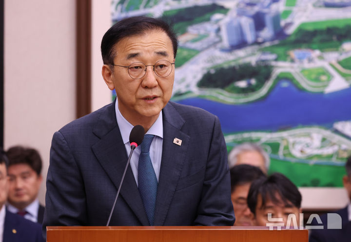 [서울=뉴시스] 김근수 기자 = 김윤덕 국토교통부 장관이 11일 오후 서울 여의도 국회에서 열린 국토교통위원회 제1차 전체회의에서 업무보고를 하고 있다. 2026.08.11. ks@newsis.com