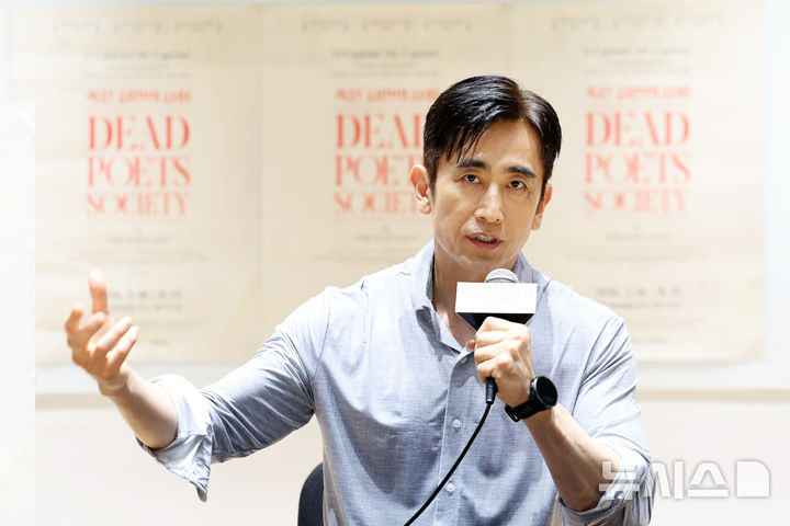 [서울=뉴시스] 박진희 기자 = 연극 '죽은 시인의 사회' 주연 배우 차인표(존 찰스 키팅 역)가 11일 서울 종로구 NOL 씨어터 대학로에서 기자간담회를 하고 있다. 2026.08.11. pak7130@newsis.com