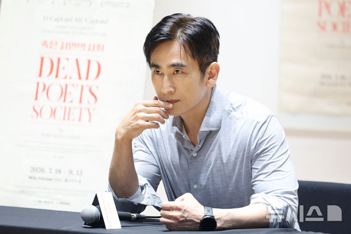 [서울=뉴시스] 박진희 기자 = 연극 '죽은 시인의 사회' 주연 배우 차인표(존 찰스 키팅 역)가 11일 서울 종로구 NOL 씨어터 대학로에서 기자간담회를 하고 있다. 2026.08.11. pak7130@newsis.com