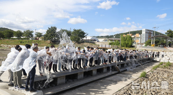 [울산=뉴시스] 배병수 기자 = 울산 전역에 폭염과 극심한 가뭄이 지속되고있는 11일 울주군 남창 옹기종기시장 광장에서 온양읍 단체장협의회는 풍년과 단비를 기원하는 기우제를 지내고 있다. 2026.08.11. bbs@newsis.com.