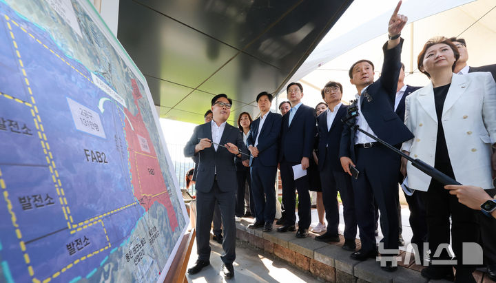 [서울=뉴시스] 국회사진기자단 = 한병도 더불어민주당 3대 메가프로젝트 지원 특별위원회 위원장이 지난 11일 오후 경기 용인 반도체 국가산단 일대에서 LH 직원에게 설명을 듣고 있다. (사진은 기사와 직접 관련이 없습니다.) 2026.08.11. photo@newsis.com