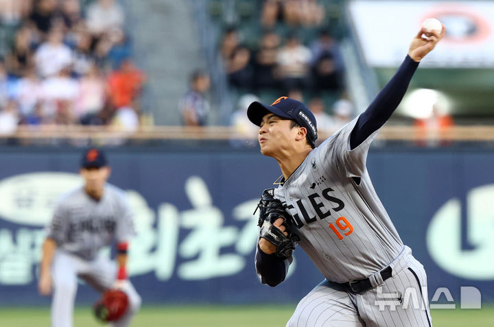 [서울=뉴시스] 전신 기자 = 11일 서울 송파구 잠실야구장에서 열린 2026 KBO 리그 한화 이글스와 두산 베어스의 경기에서 1회말 한화 선발 왕옌청이 역투하고 있다. 2026.08.11. photo1006@newsis.com