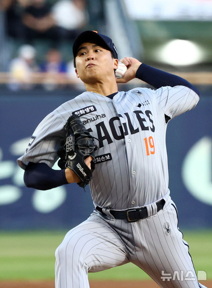 [서울=뉴시스] 전신 기자 = 11일 서울 송파구 잠실야구장에서 열린 2026 KBO 리그 한화 이글스와 두산 베어스의 경기에서 1회말 한화 선발 왕옌청이 역투하고 있다. 2026.08.11. photo1006@newsis.com