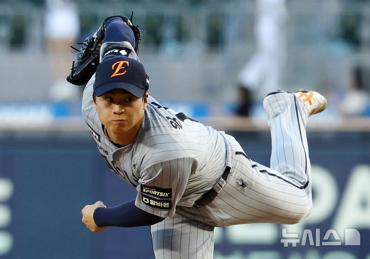 [서울=뉴시스] 전신 기자 = 11일 서울 송파구 잠실야구장에서 열린 2026 KBO 리그 한화 이글스와 두산 베어스의 경기에서 1회말 한화 선발 왕옌청이 역투하고 있다. 2026.08.11. photo1006@newsis.com