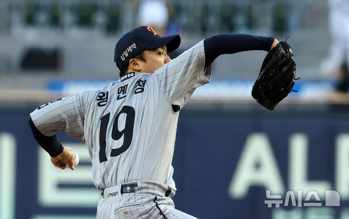 [서울=뉴시스] 전신 기자 = 11일 서울 송파구 잠실야구장에서 열린 2026 KBO 리그 한화 이글스와 두산 베어스의 경기에서 1회말 한화 선발 왕옌청이 역투하고 있다. 2026.08.11. photo1006@newsis.com