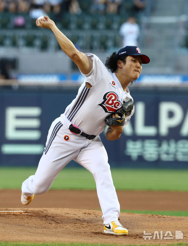 [서울=뉴시스] 전신 기자 = 11일 서울 송파구 잠실야구장에서 열린 2026 KBO 리그 한화 이글스와 두산 베어스의 경기에서 1회초 두산 선발 곽빈이 역투하고 있다. 2026.08.11. photo1006@newsis.com