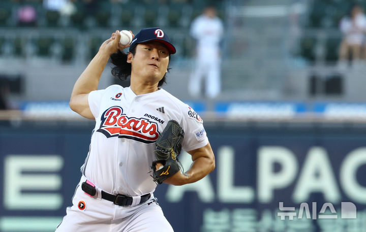 [서울=뉴시스] 전신 기자 = 11일 서울 송파구 잠실야구장에서 열린 2026 KBO 리그 한화 이글스와 두산 베어스의 경기에서 1회초 두산 선발 곽빈이 역투하고 있다. 2026.08.11. photo1006@newsis.com