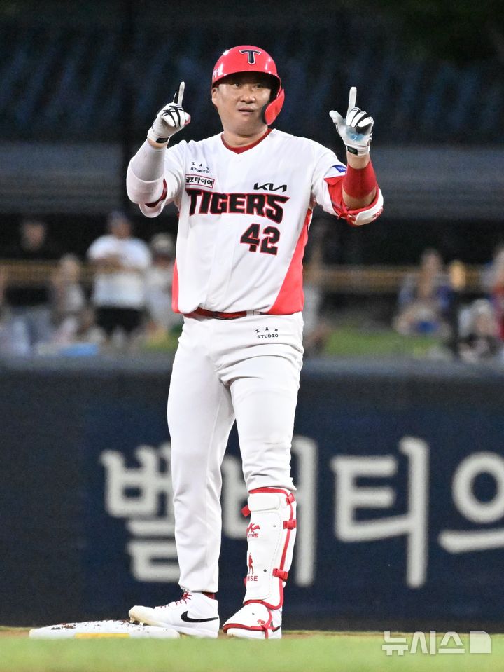 [전남광주=뉴시스] 이현행 기자 = 11일 전남광주 북구 KIA챔피언스필드에서 열린 2026 신한 SOL KBO리그 삼성 라이온즈와 KIA타이거즈의 경기, 2회말 3사 2,3루 상황에서 KIA 김태군이 2타점 적시 2루타를 치고 세레머니 하고 있다. 2026.08.11. lhh@newsis.com