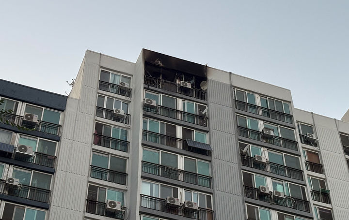 [서울=뉴시스] 황준선 기자 = 11일 소방 당국 등에 따르면 이날 오후 4시55분께 서울 강서구 가양동 아파트 15층 한 세대에서 원인을 알 수 없는 불이 났다. 이 과정에서 30대 남성 1명과 60대 여성 1명이 아파트 화단에서 심정지 상태로 발견됐다. 사진은 이날 화재 현장 모습. (사진=독자 제공) 2026.08.11. photo@newsis.com *재판매 및 DB 금지