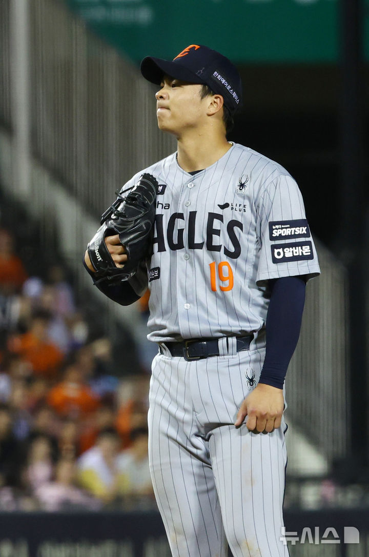 [서울=뉴시스] 전신 기자 = 11일 서울 송파구 잠실야구장에서 열린 2026 KBO 리그 한화 이글스와 두산 베어스의 경기에서 6회말 무사 두산 양의지에게 솔로홈런을 허용한 한화 선발 왕옌청이 아쉬워하고 있다. 2026.08.11. photo1006@newsis.com