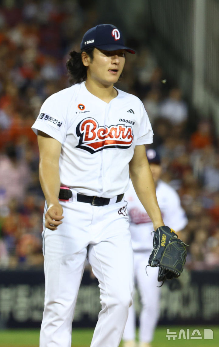 [서울=뉴시스] 전신 기자 = 11일 서울 송파구 잠실야구장에서 열린 2026 KBO 리그 한화 이글스와 두산 베어스의 경기에서 6회초 2사 두산 선발 곽빈이 한화 문현빈을 삼진 아웃 시키고 있다. 2026.08.11. photo1006@newsis.com